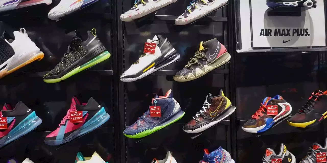 Foot Locker's stock tumbles 28% as company suspends dividend after swinging to a loss