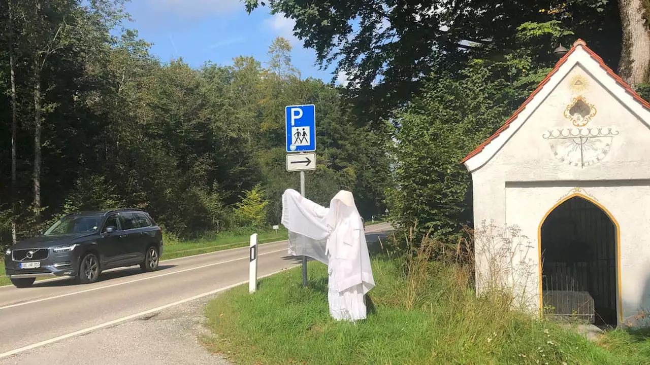 Polizei „verhaftet“ Weiße Frau im Ebersberger Forst