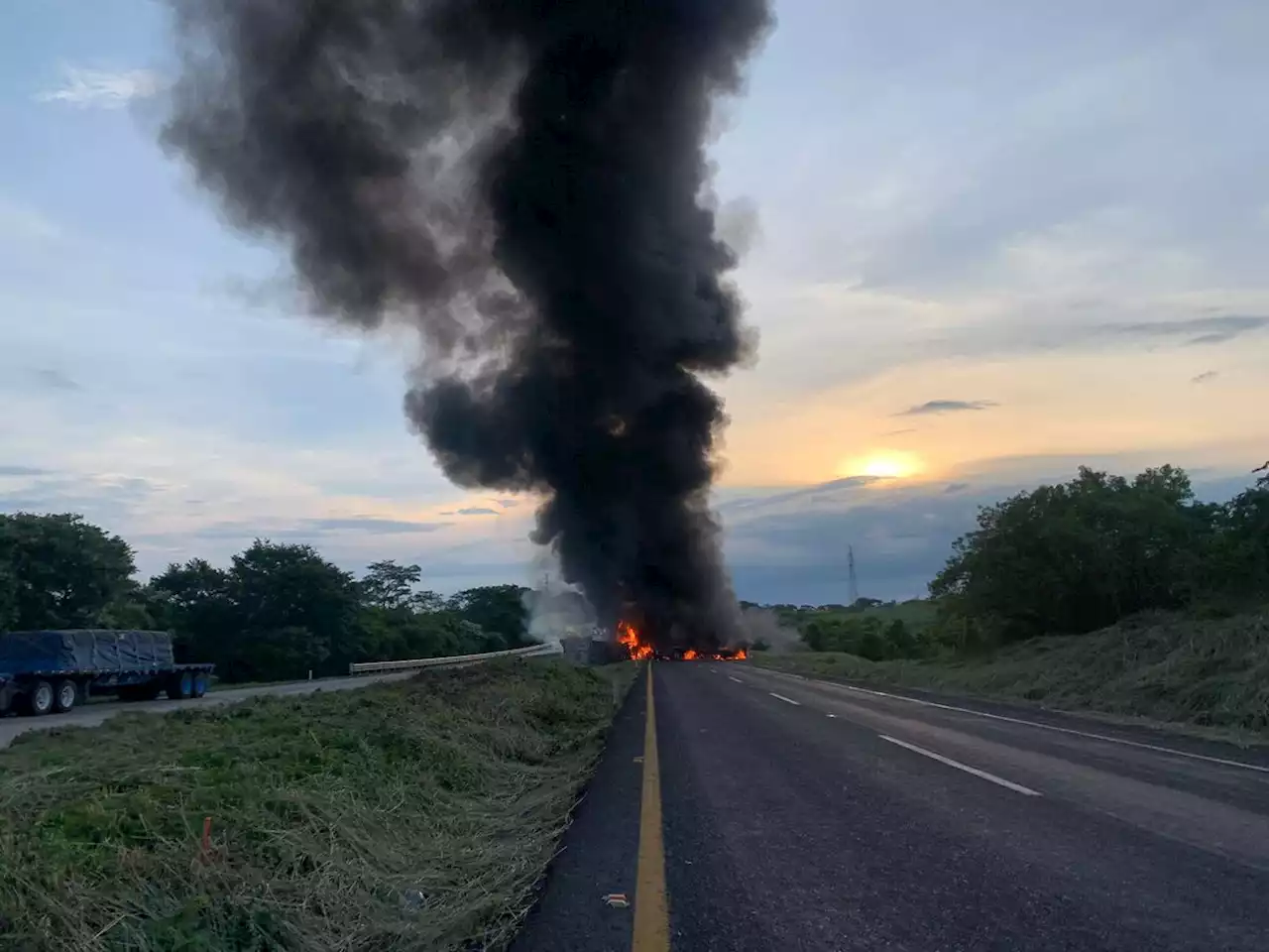 En Veracruz, reportan choque e incendio de camiones en autopista