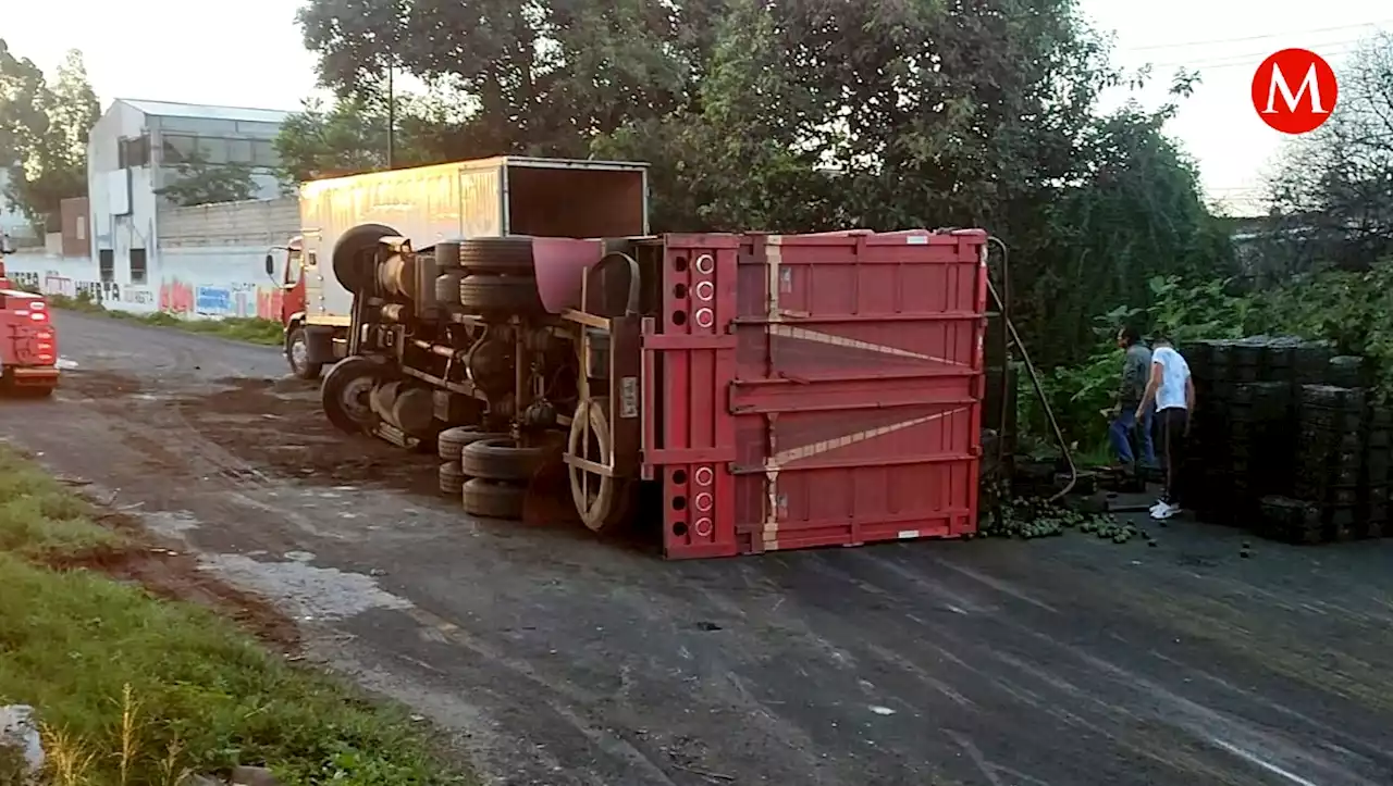 Volcadura de camión en la México-Puebla provoca caos vial