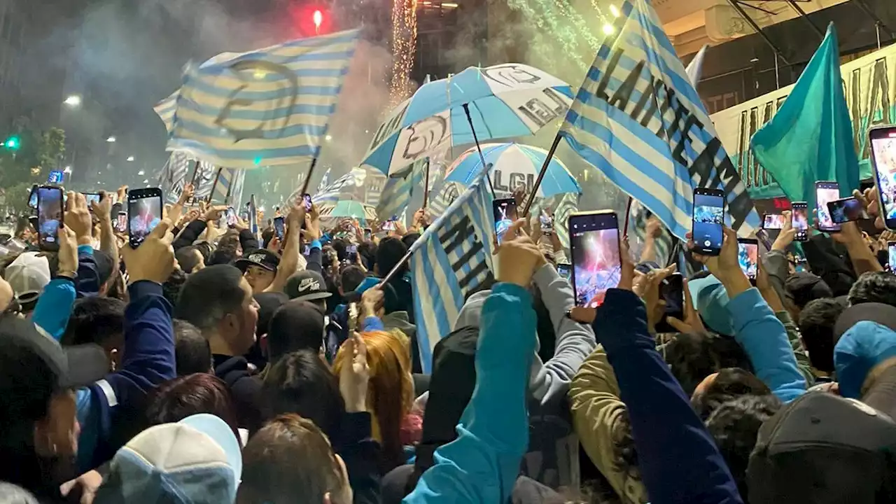 Impresionante banderazo de hinchas de Racing en la previa al choque con Boca