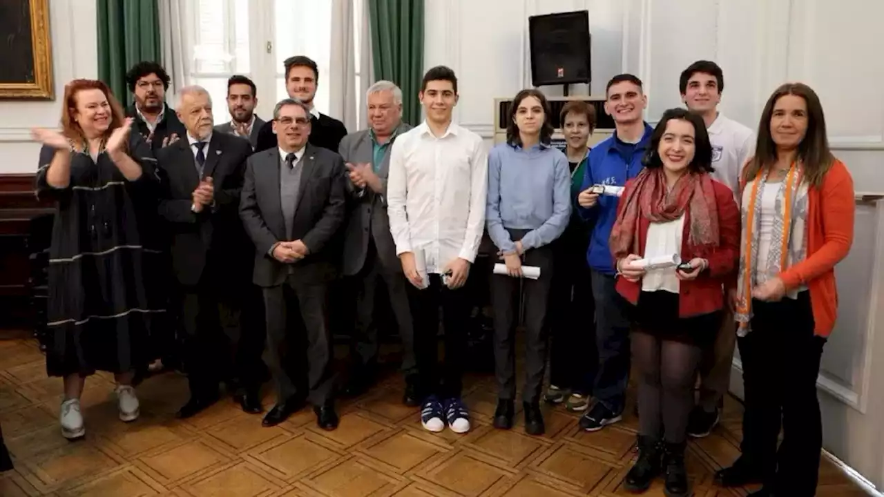 La UBA premió a 6 alumnos de sus colegios que participarán de competencias internacionales