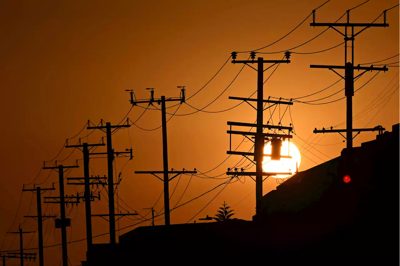 Thousands without power in Wisconsin, Illinois amid staggering heat wave