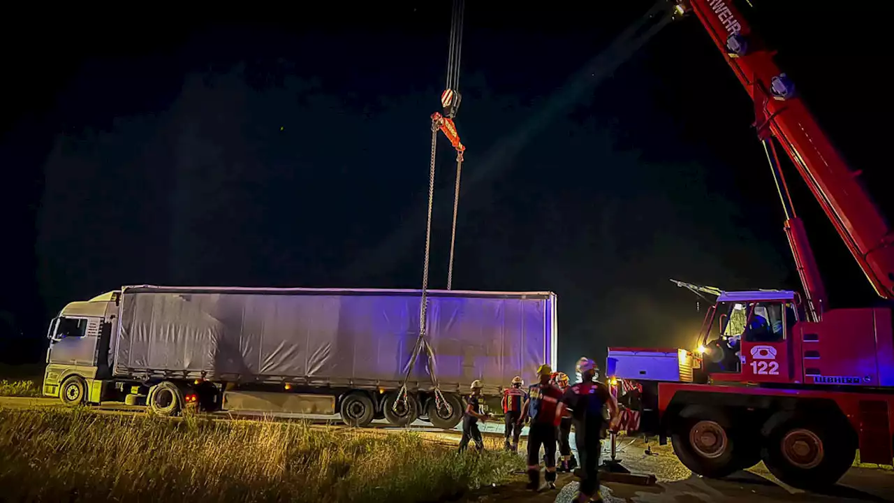 Schwere Lkw-Bergung am Autobahnzubringer Bad Vöslau