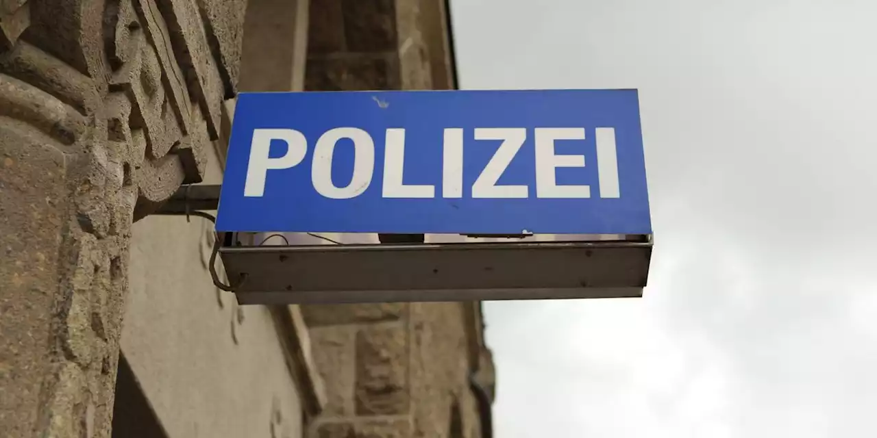 Streit in Franken eskaliert: Mann bewirft Mitbewohner mit Teller - weil ein Hund im Hof bellte