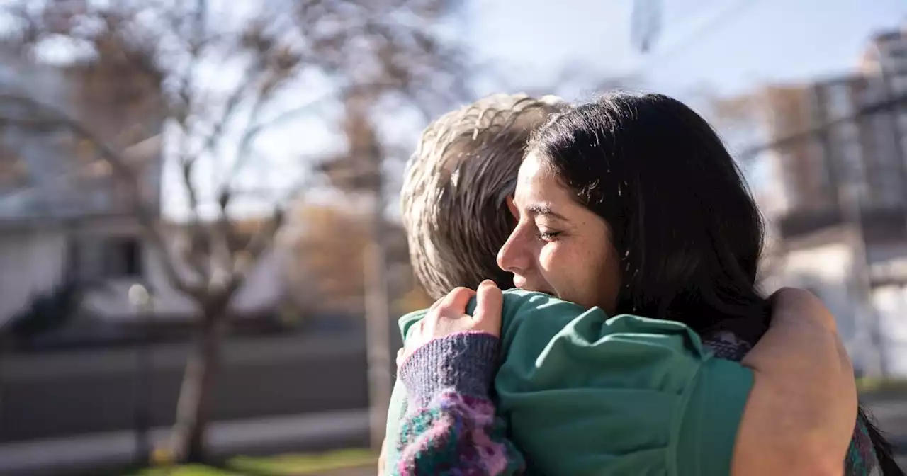 Ojo: saludar a los vecinos es bueno para la salud y la economía, según un estudio