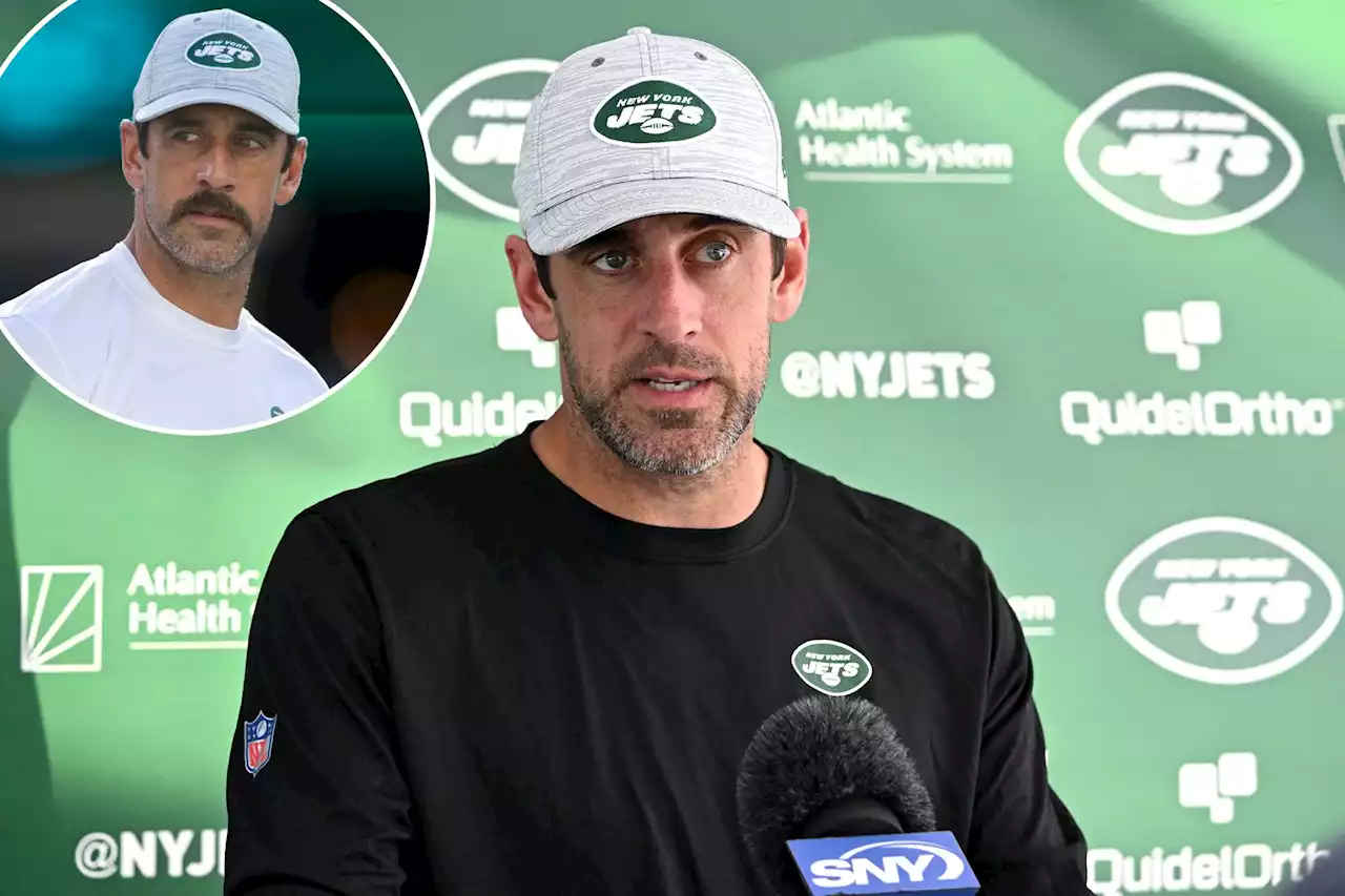 Aaron Rodgers sports new look at Jets camp