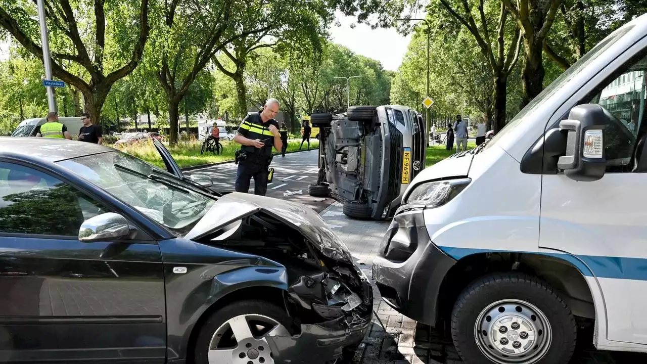 112-nieuws: auto en truck botsen • drie auto's botsen op kruising