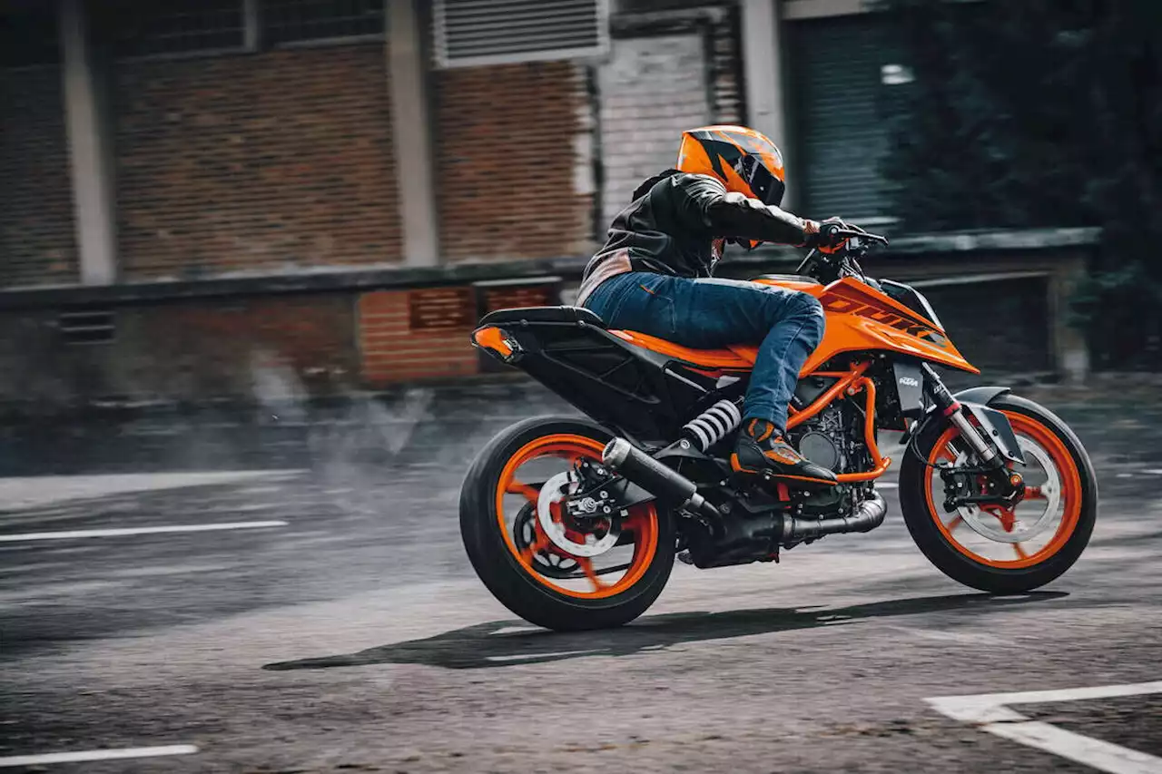 - new frame and sub-frame, LC4c engine goes from 373 cc to 399 cc