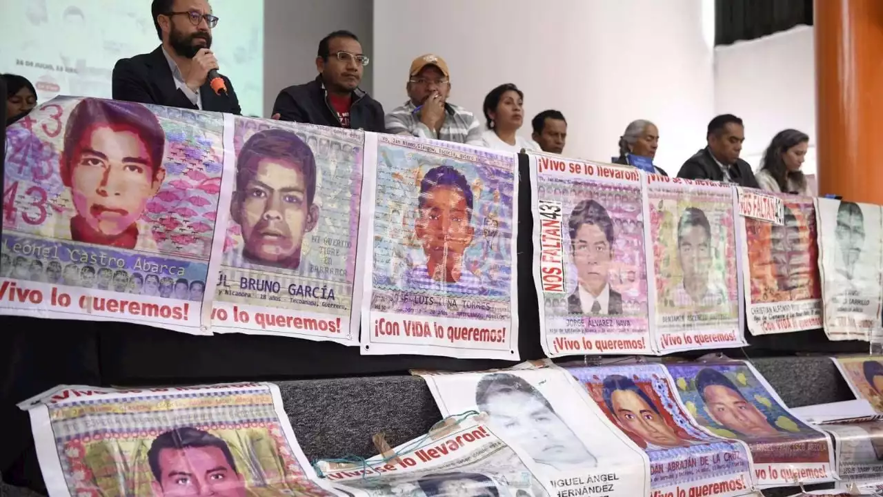 Familiares de los 43 de Ayotzinapa acusan a juez por liberar al general Rafael Hernández