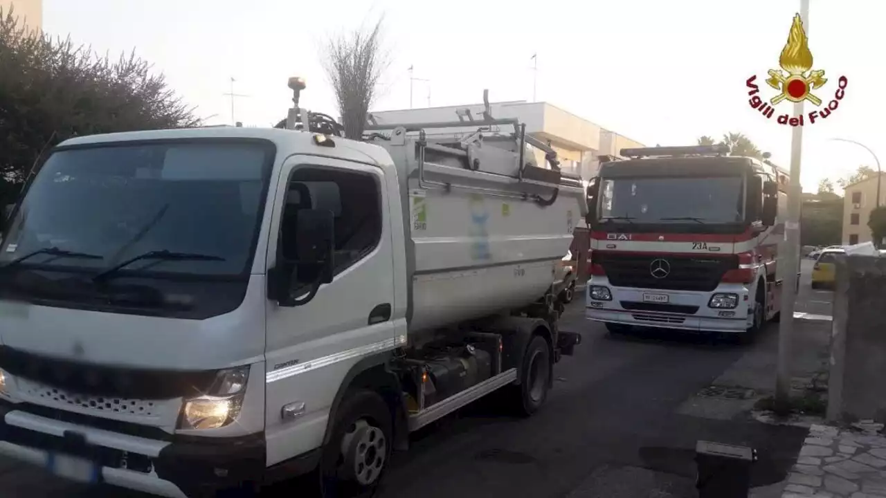 Incidente sul lavoro, resta incastrato con la mano nel compattatore dei rifiuti: grave netturbino