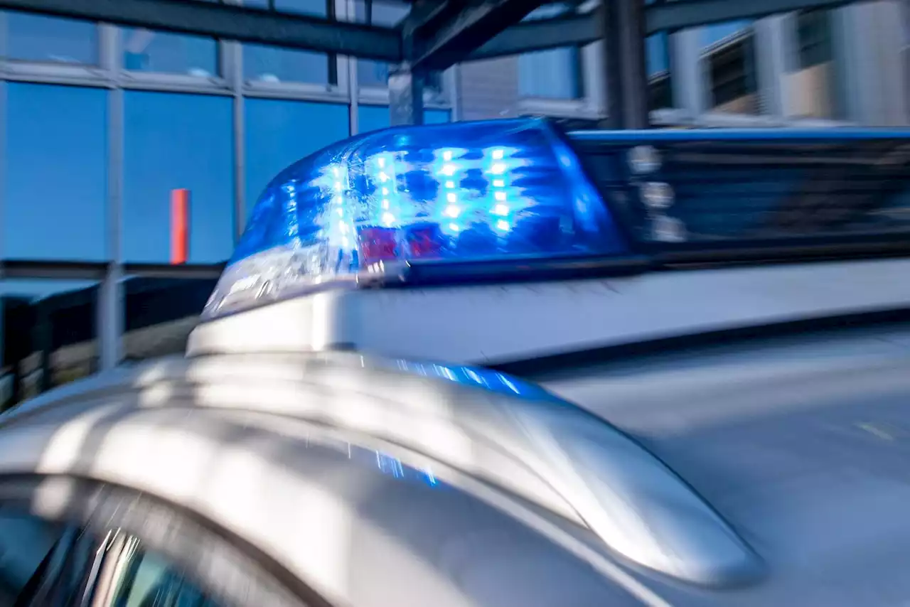 18-Jähriger prallt mit Auto in Gegenverkehr: Drei Verletzte