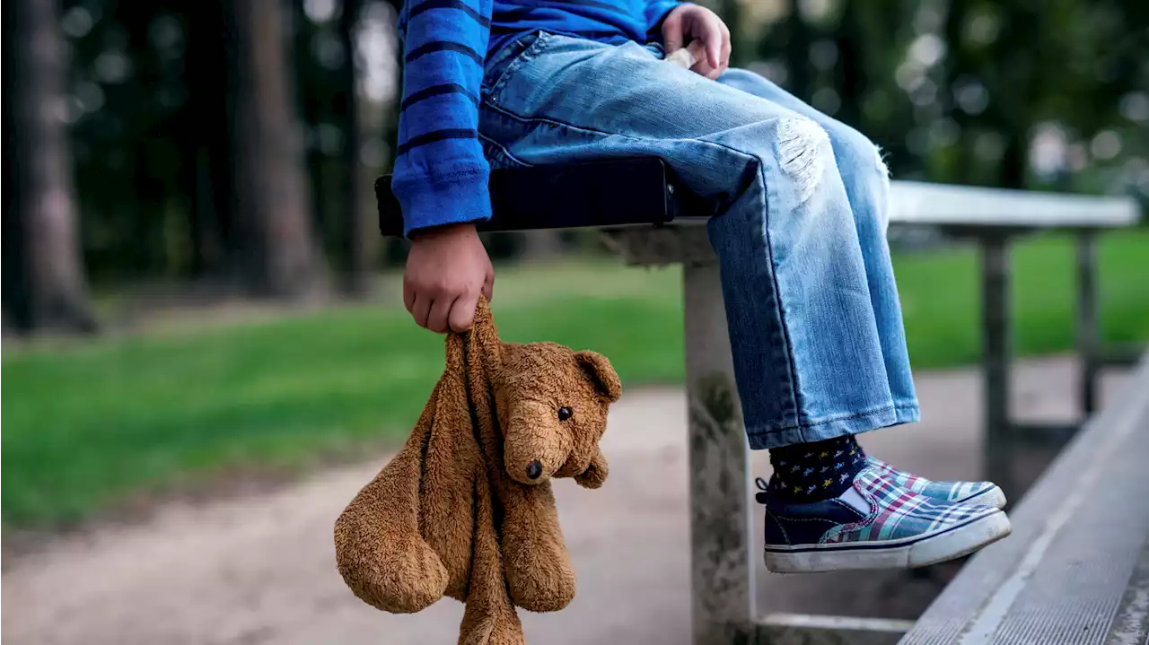 Wie grausam können Eltern sein? Sohn vor Kinderheim ausgesetzt