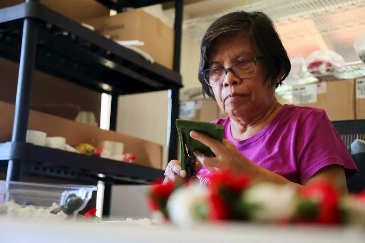 With lei, Maui locals weave together grief, thankfulness, and hope