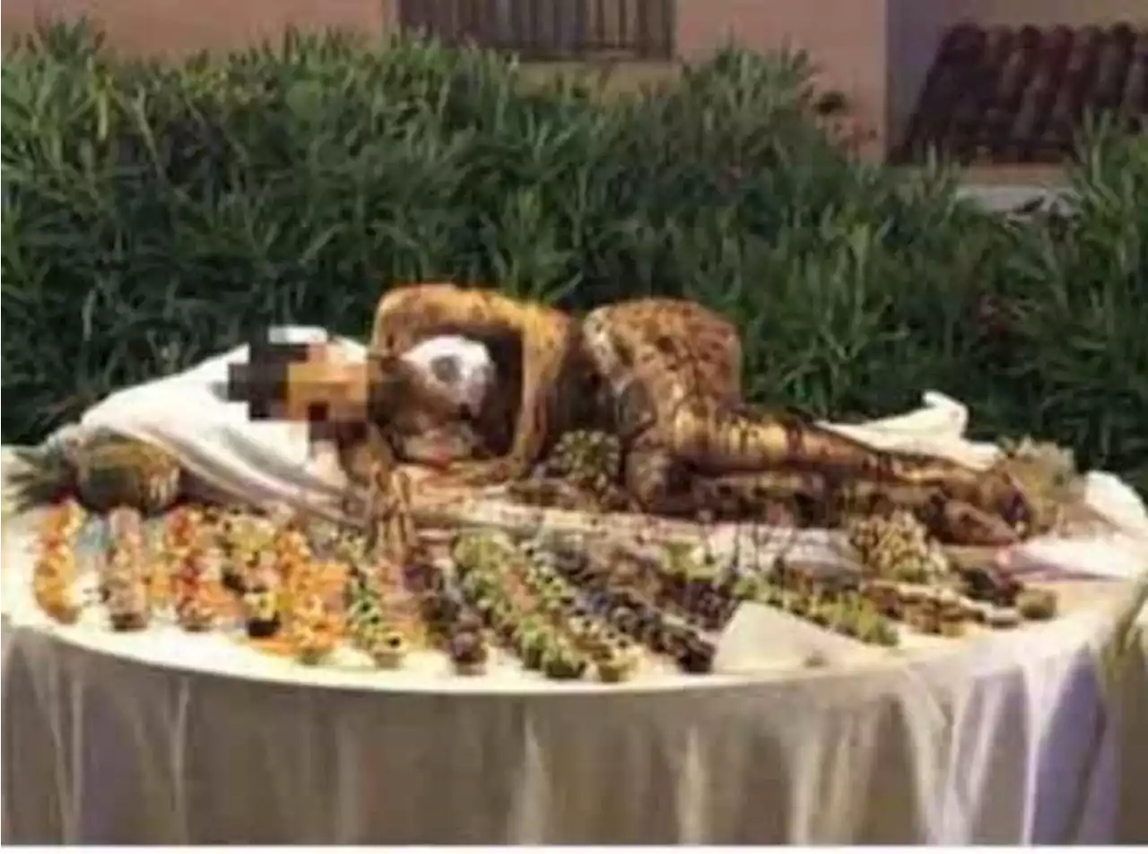 Sardegna, ragazza ricoperta di cioccolato sul buffet di un hotel: è polemica