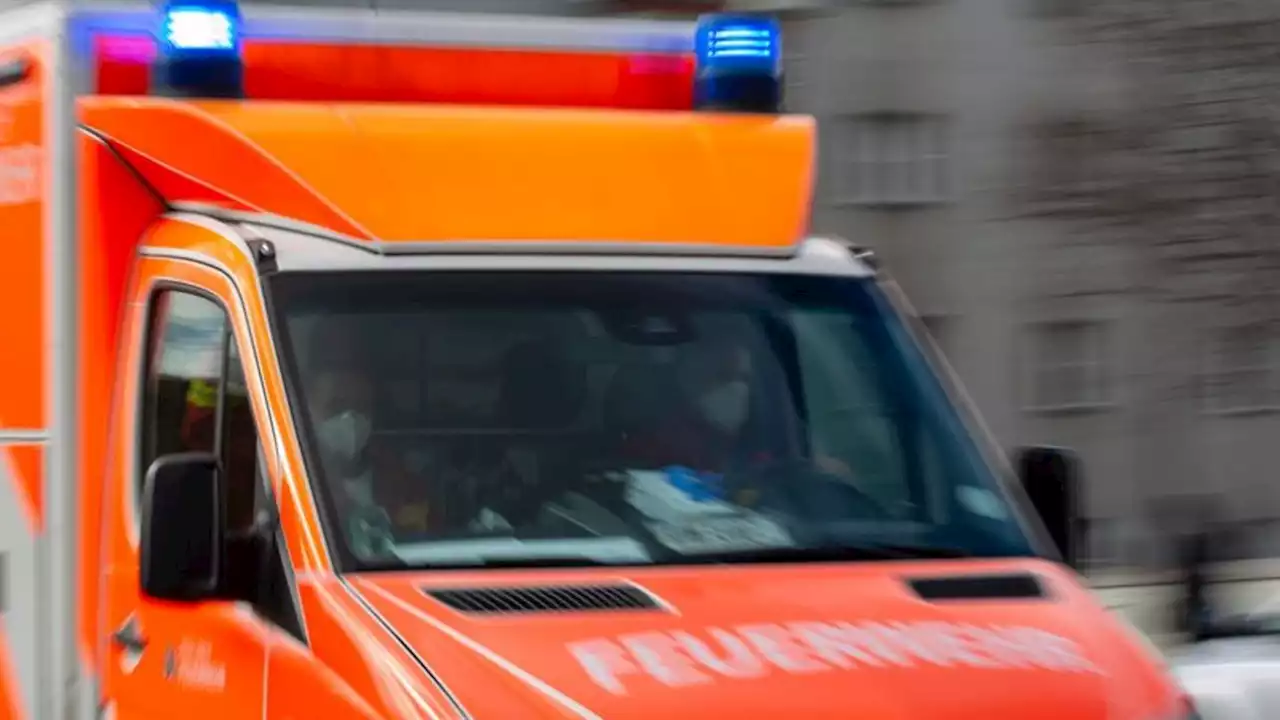 Angestellte mit Messer lebensgefährlich verletzt