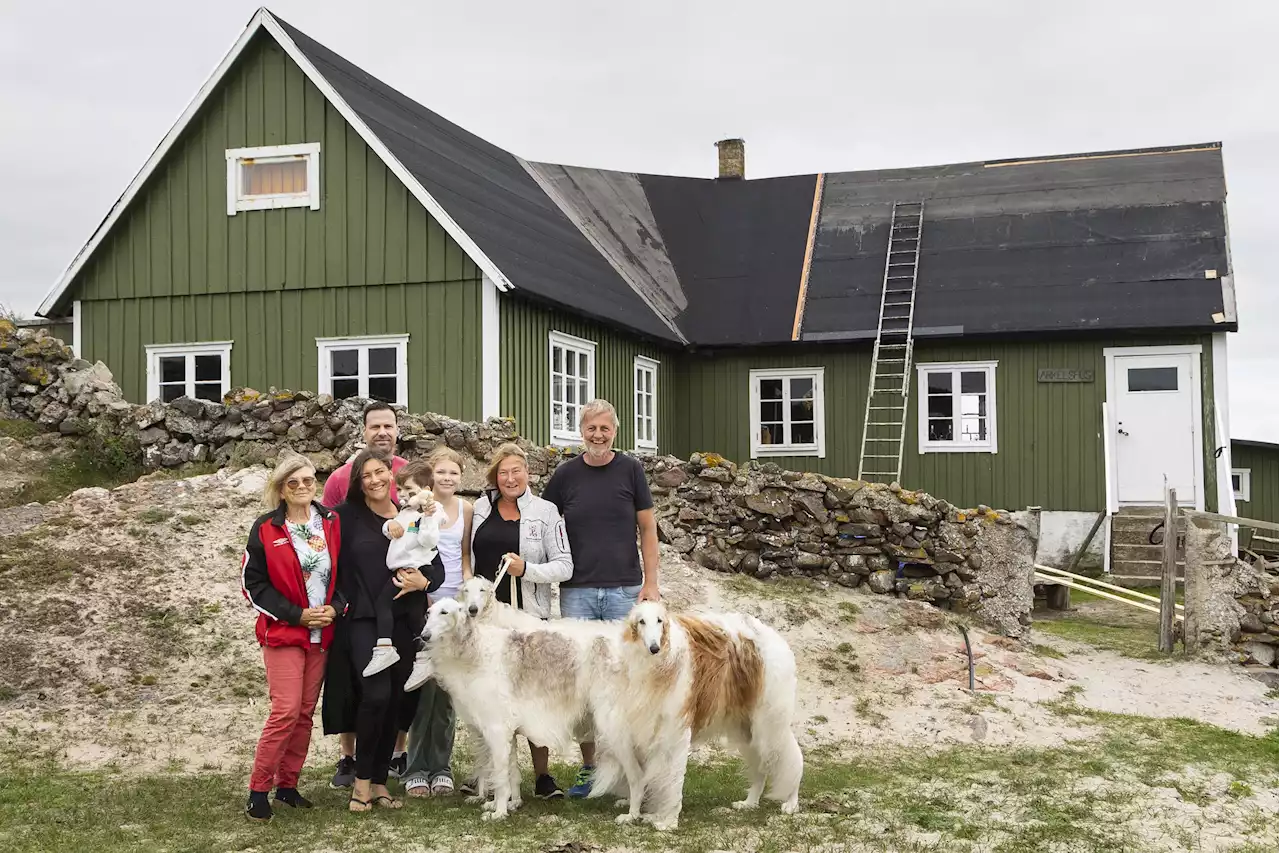 Familjen Arkel samlar fyra generationer i släktens skånska stuga