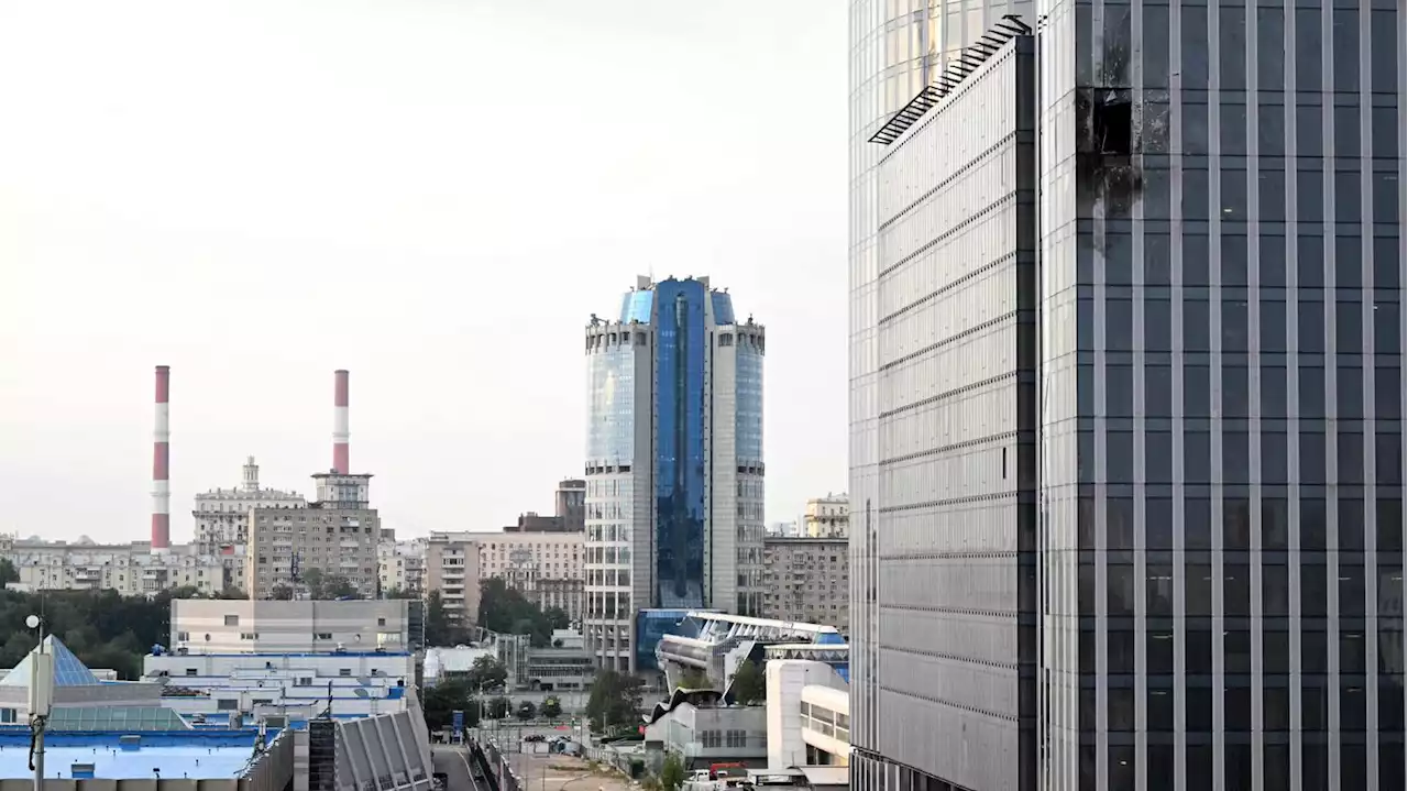 Flugverkehr erneut ausgesetzt: Ukrainische Drohne beschädigt Gebäude im Zentrum Moskaus