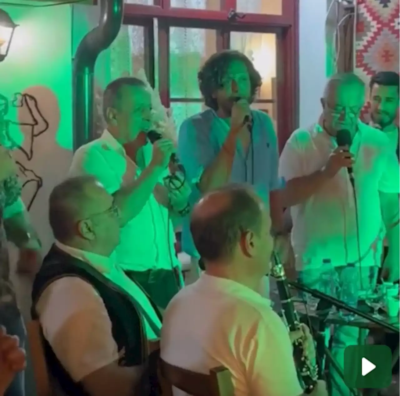 Ermal Meta omaggia Cutugno, canta 'Italiano vero' in un ristorante in Albania