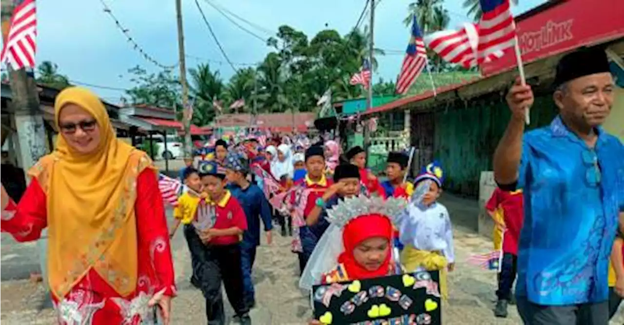 Students enliven National Month celebration by parading around Kg Berangan Enam, Malacca