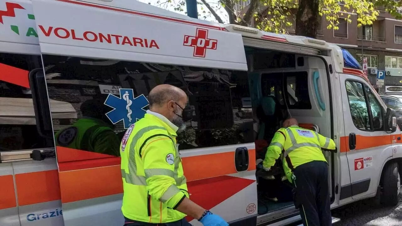 Il giallo dell'uomo trovato morto in strada con ferite al volto e alle braccia