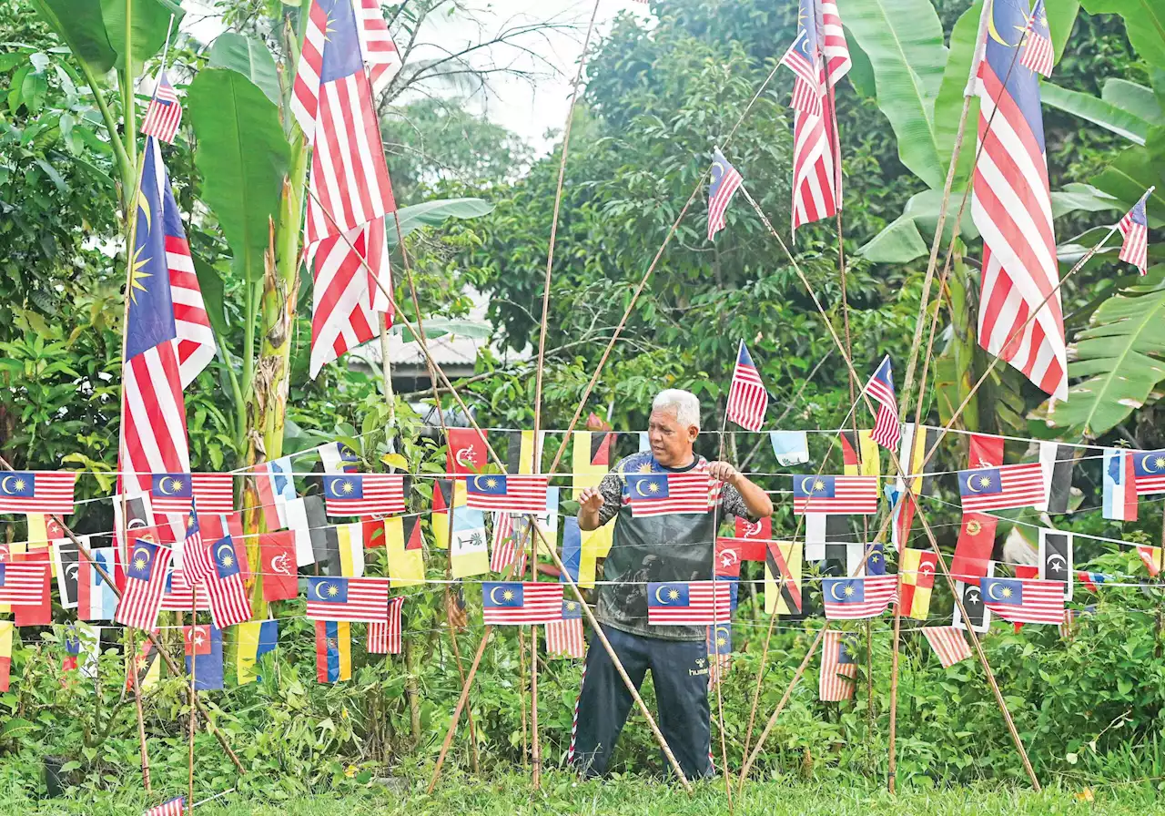 Lebih 100 Jalur Gemilang dikibar di halaman rumah