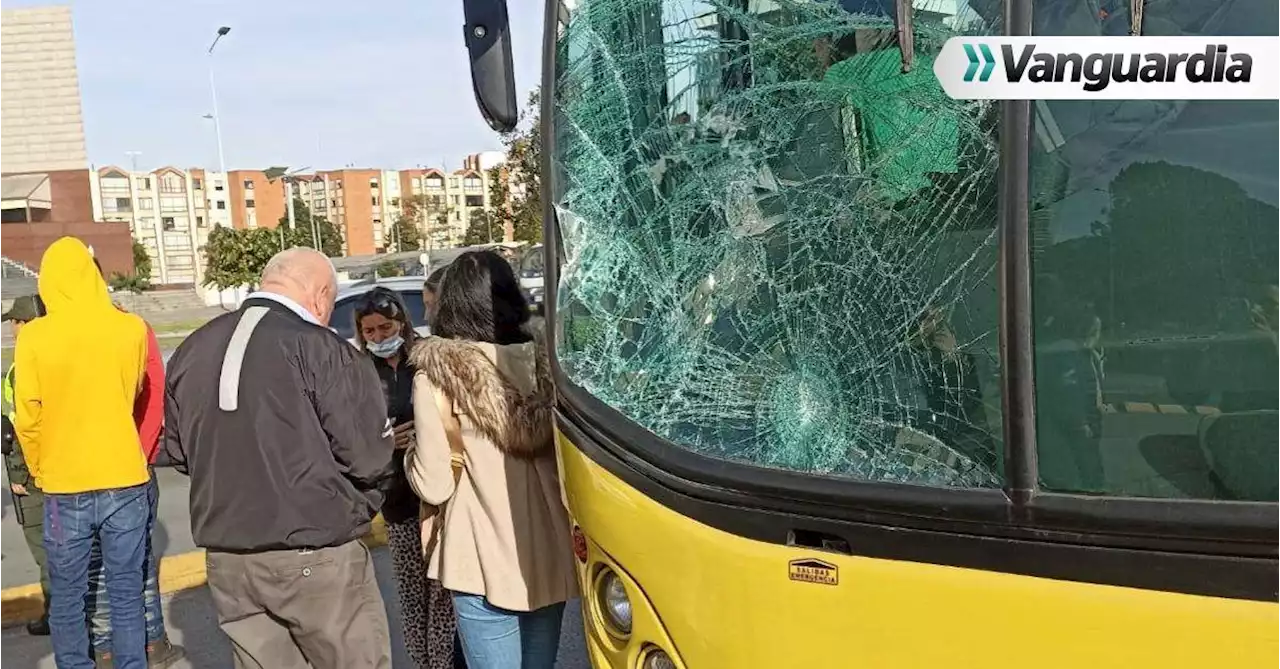 Peatón que intentaba colarse ocasionó grave accidente de bus de Transmilenio en Bogotá