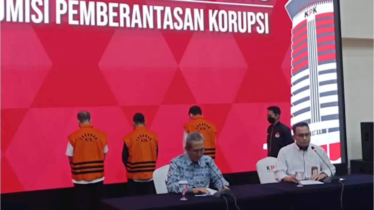 KPK Resmi Tahan 3 Tersangka Korupsi Beras Bansos di Kemensos