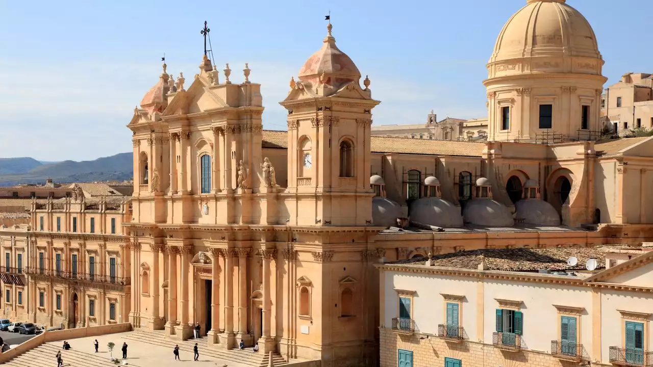 Noto e la sua valle incantata, una guida di meraviglia in meraviglia