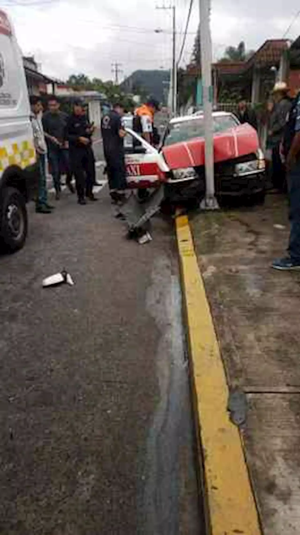 Taxista se fue contra poste, en Mariano Escobedo; lo reportan grave