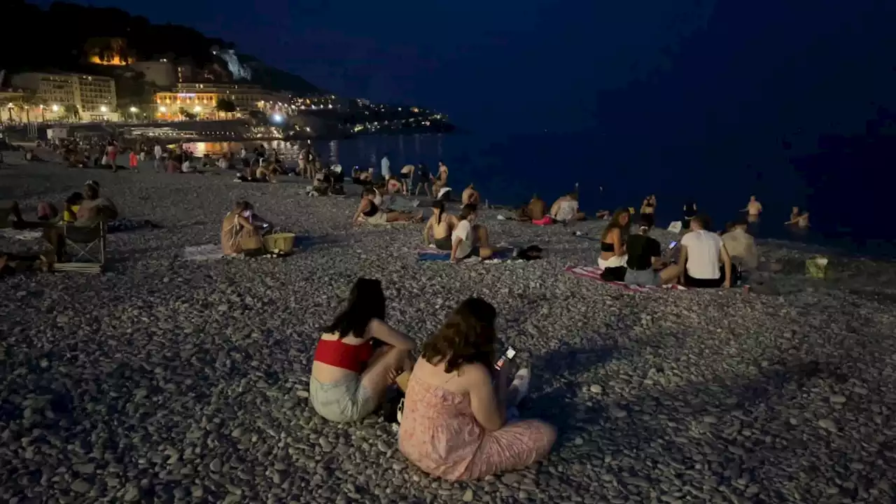 Canicule: les plages de Nice prises d'assaut même la nuit