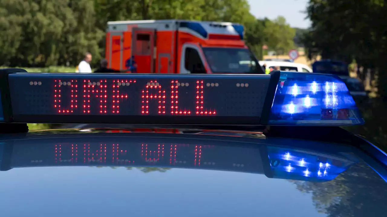 Unfall mit Ultraleichtflugzeug bei Blaubeuren: Pilot hängt in Bäumen