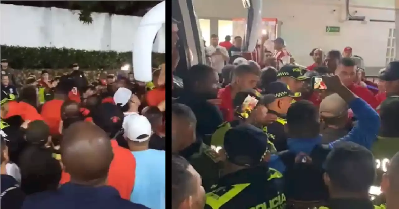 Video: a puños se enfrentaron jugadores del América de Cali contra la Policía de Barranquilla