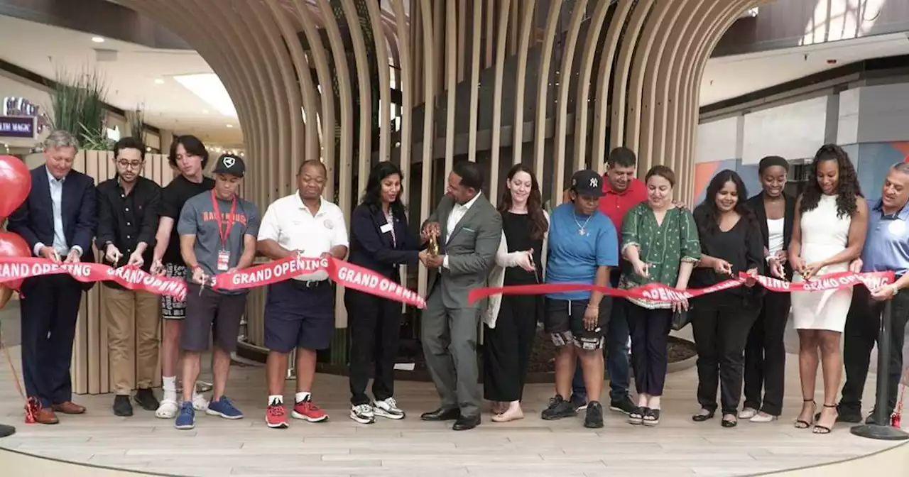 Ceremony honors eight new stores at Fox Valley Mall in Aurora