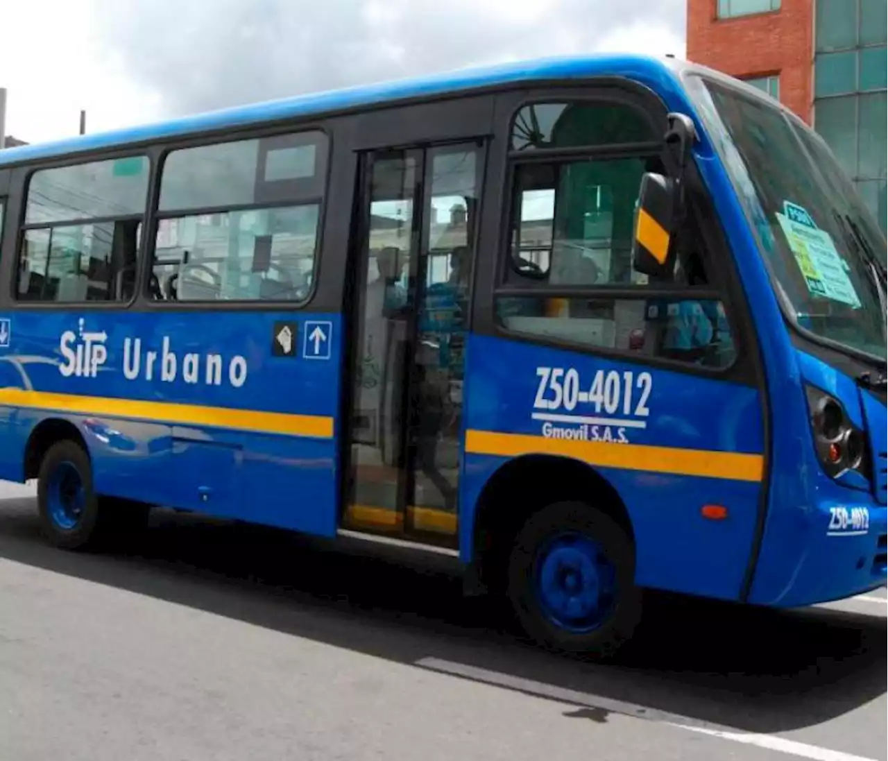 Atraco en bus terminó en balacera: un delincuente muerto y 3 heridos