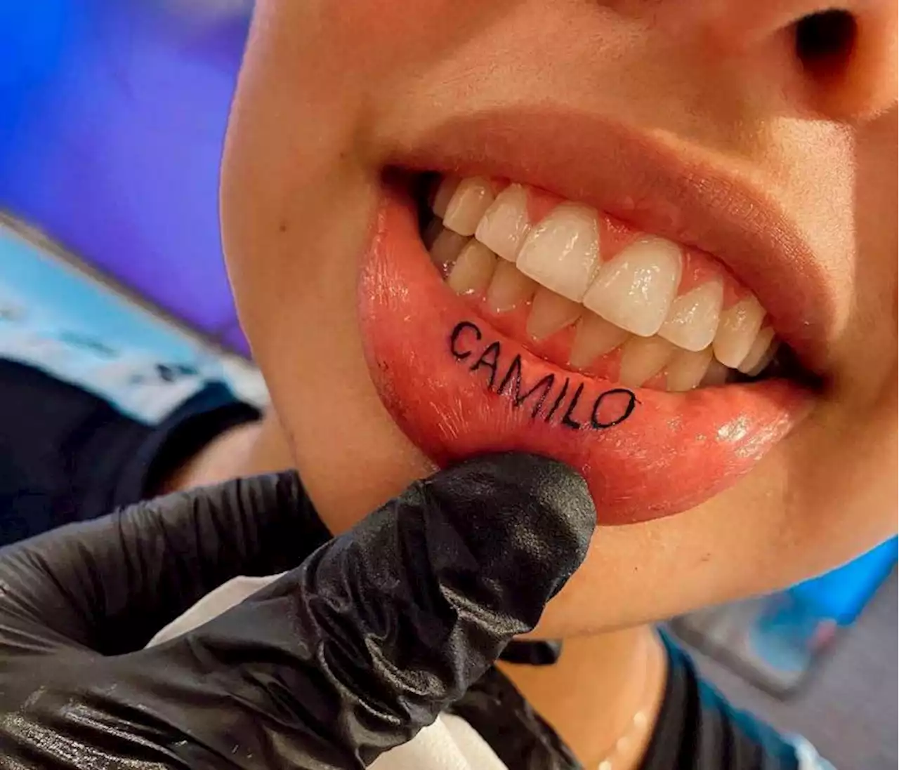 Reconocida actriz colombiana se tatuó el nombre de su esposo en la boca