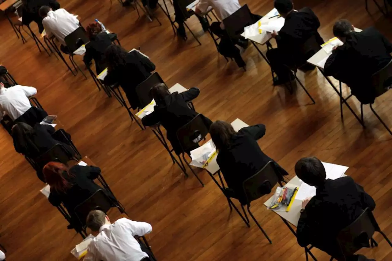 GCSE top grades fall but remain above pre-pandemic levels