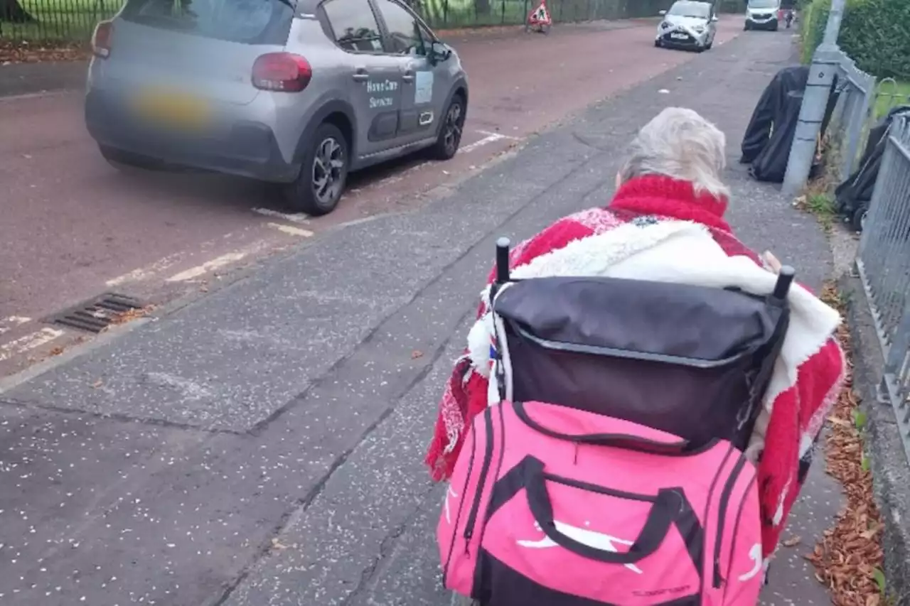 Resident fury after 'irresponsible' parking leaves parents on kerb for 30 mins