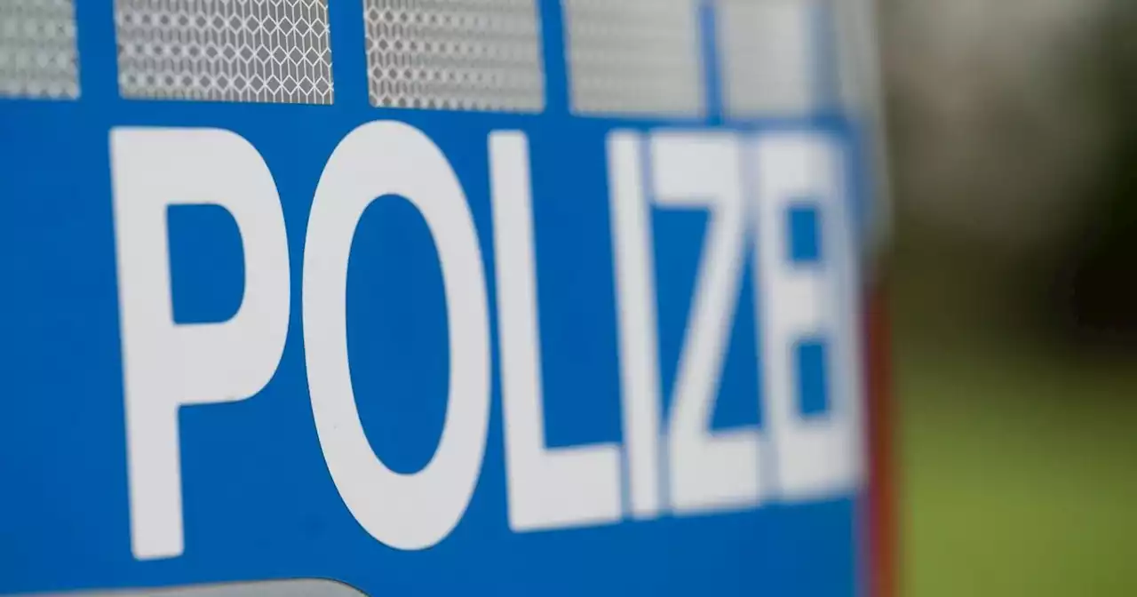 Mann rast mit Auto auf Polizisten zu: Rettung durch Sprung