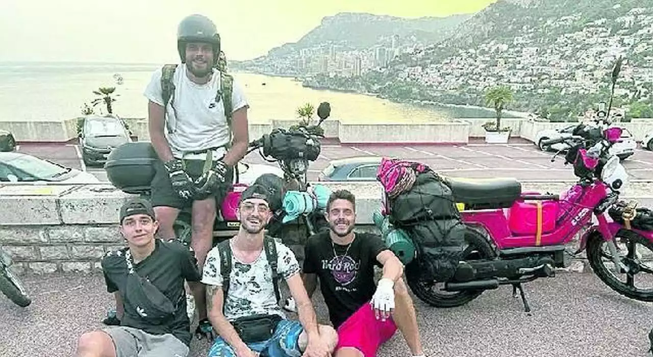 La folle impresa di 4 giovani: da Sabaudia a Nizza a bordo del 'Sì'