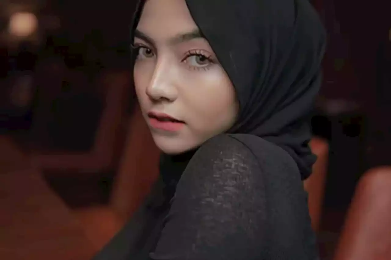 Alasan Oklin Fia Kenakan Hijab Saat Bikin Video Makan Es Krim di Kelamin Pria