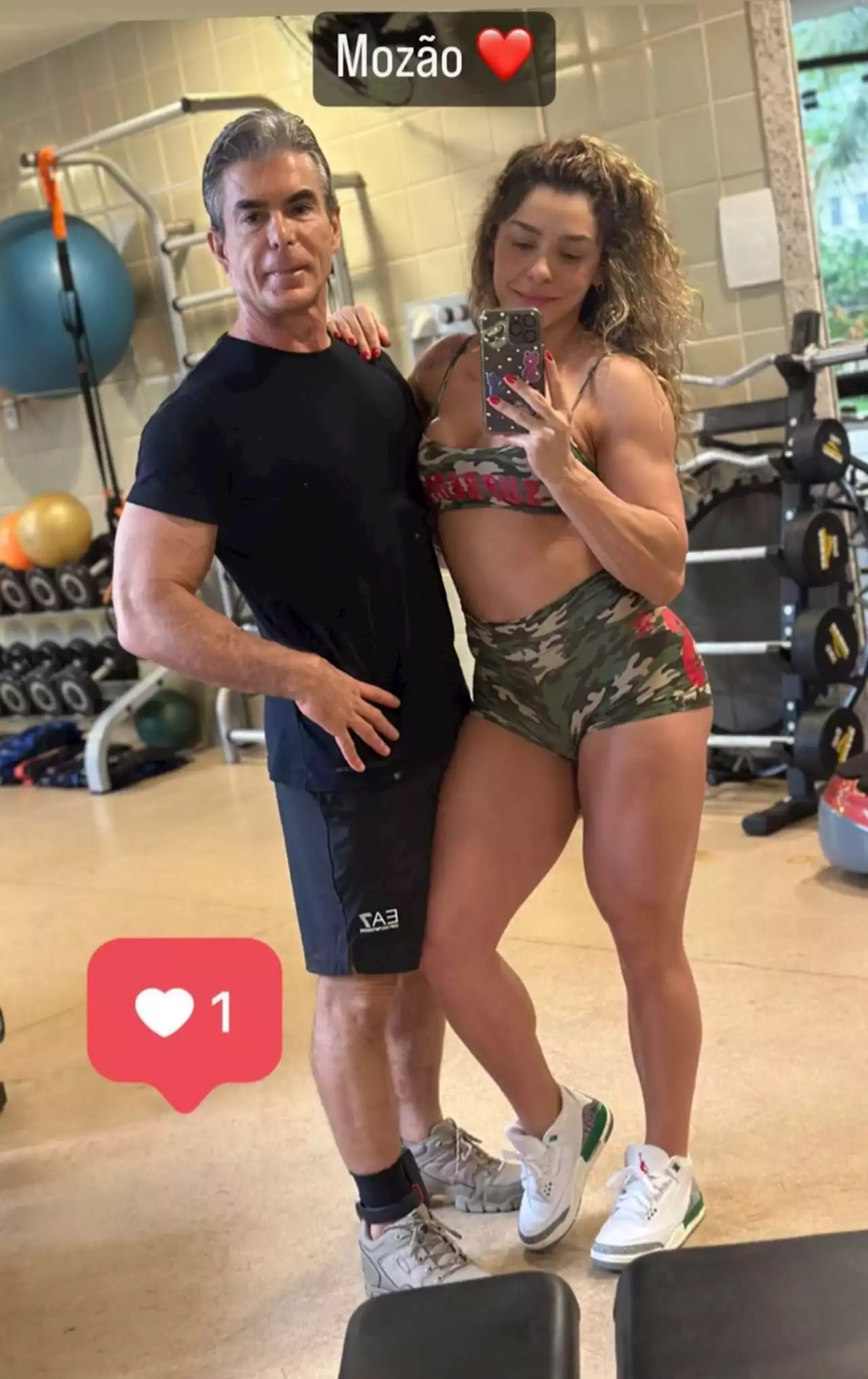 Rogério Andrade aparece usando tornozeleira numa academia, em foto postada pela mulher dele