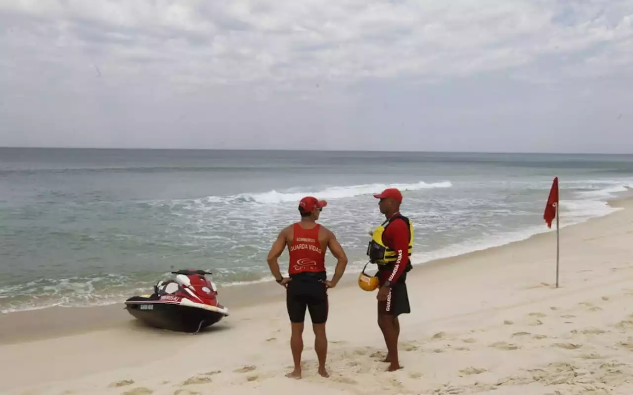 Bombeiros entram no segundo dia de buscas por jovem que se afogou na Praia do Recreio | Rio de Janeiro