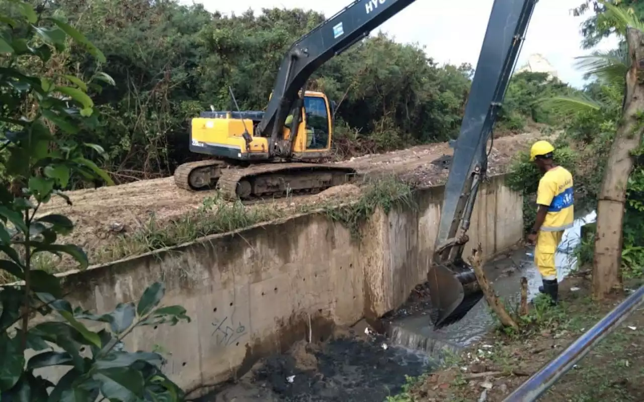 Rio Guerenguê, em Jacarepaguá, é desassoreado | Rio de Janeiro