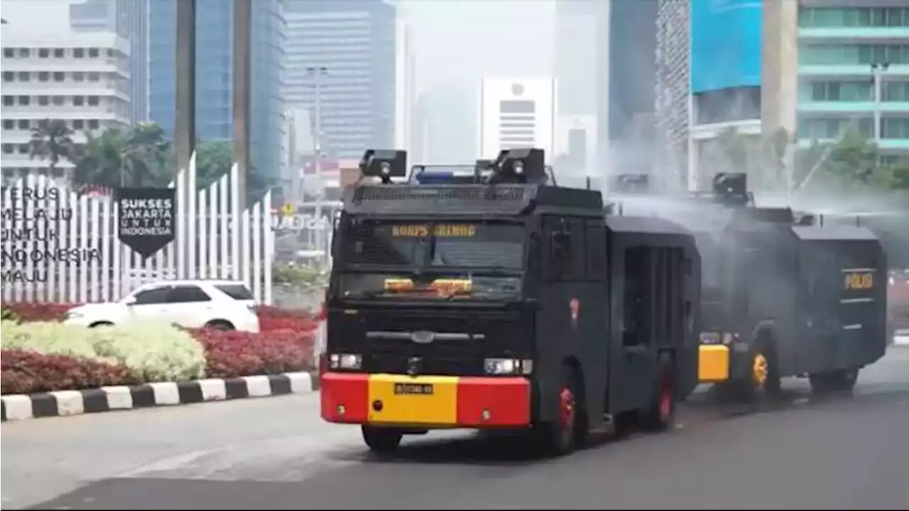 Tekan Polusi Udara Jakarta, Pemprov DKI dan Polda Semprot Jalan Protokol Gunakan Mobil Water Cannon