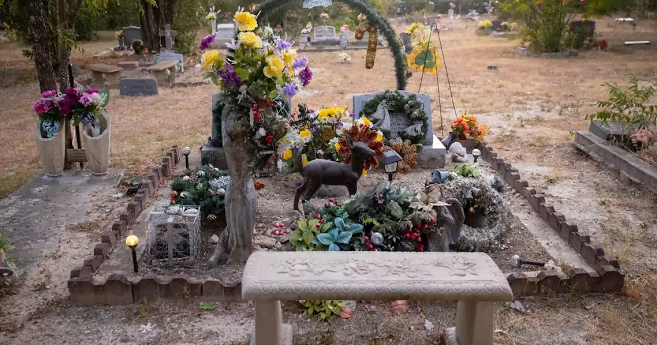 What's the story behind the colorful Maria de la Luz Cemetery in South Austin?