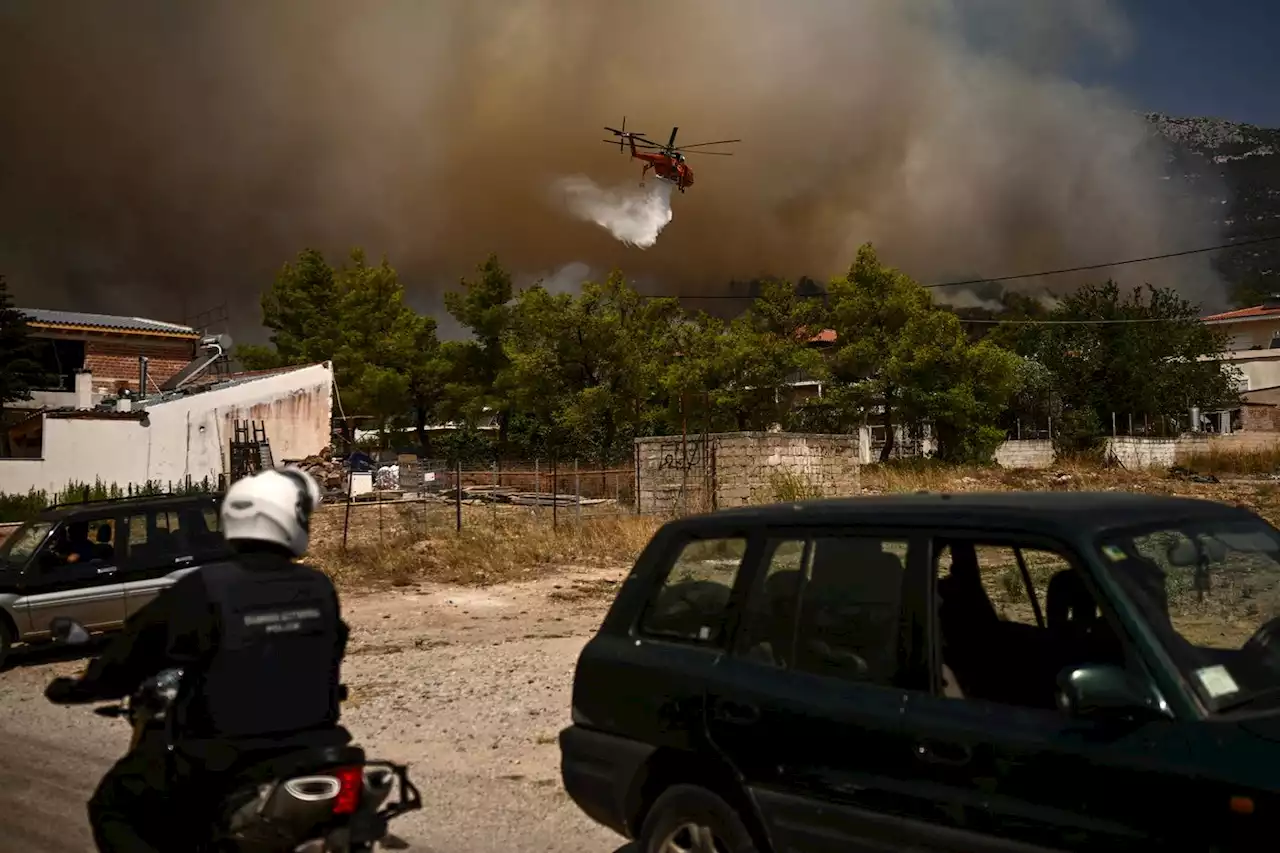 Incendie et canicule : sixième jour de feux près d’Athènes, retour des habitants au Canada