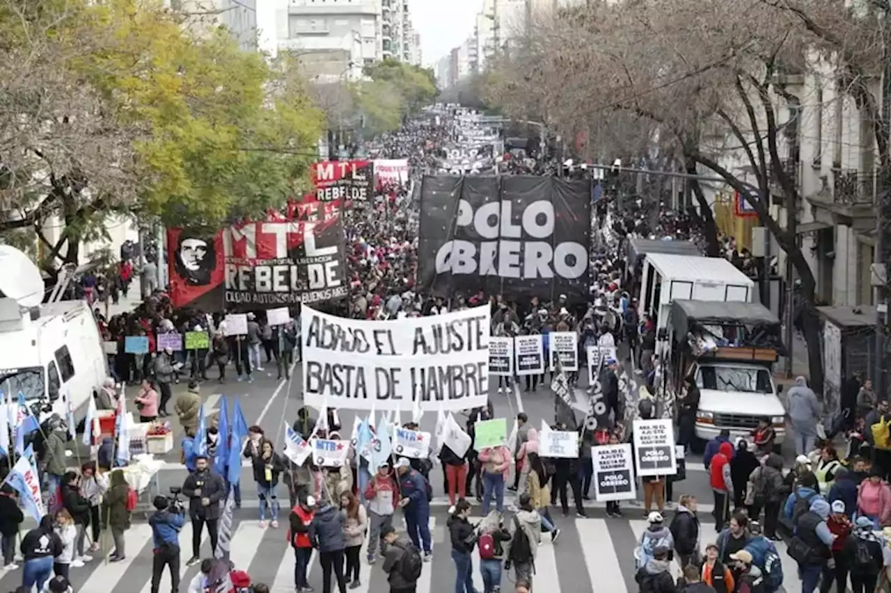 Avanza una marcha piquetera en la 9 de Julio en reclamo de alimentos para los comedores