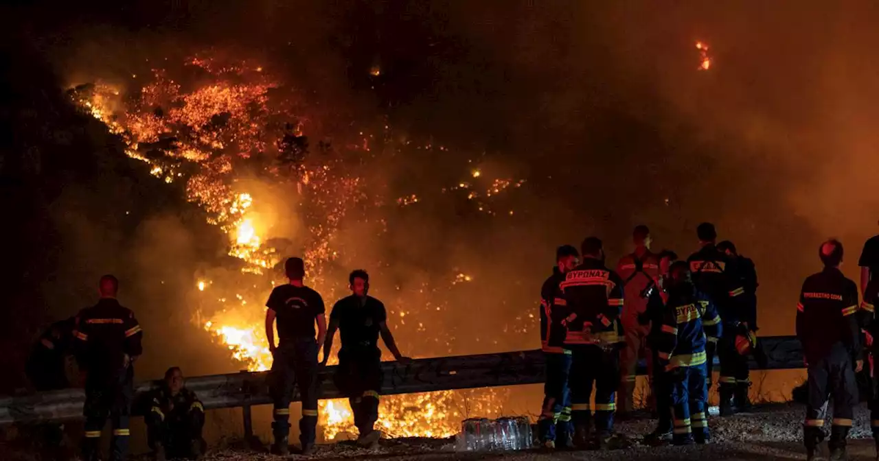 La Grèce toujours en lutte contre les incendies, la colère monte parmi les sinistrés