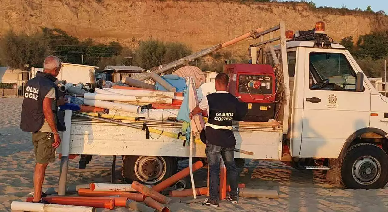 Pesaro, la spiaggia libera occupata da ombrelloni e sdraio: blitz all'alba di capitaneria e vigili